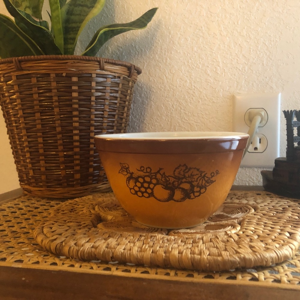 Pyrex Bowl Old Orchard Fruit Pattern 1 1/2PT Mixing Bowl 401